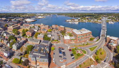 Obraz premium Portsmouth historic city center and Waterfront of Piscataqua River with Memorial Bridge aerial view, New Hampshire, NH, USA.