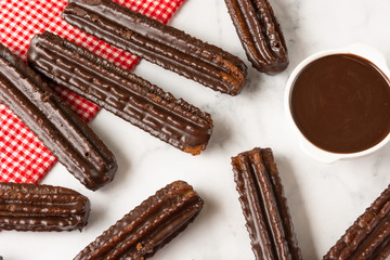 churros con chocolate bañados con dulce de leche