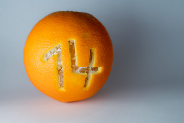 Zahl 14 für einen Adventskalender in die Schale frischer Orangen geschnitzt