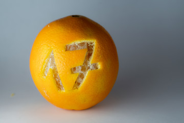 Zahl 17 für einen Adventskalender in die Schale frischer Orangen geschnitzt