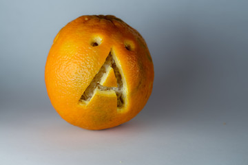 Buchstabe ä einer Schriftart in die Schale frischer Orangen geschnitzt