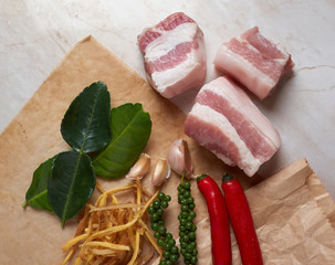 The ingredients for cooking the stir-fry spicy belly pork