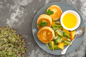 Cheesecakes with fruit and honey for breakfast