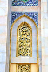 Obraz premium Wall with colored ornament