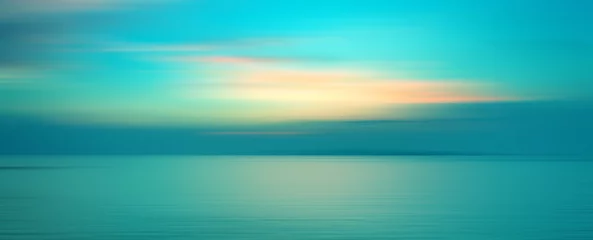 Fototapeten Bewegungsunschärfe Hintergrund des Sonnenuntergangs auf dem Meer © opasstudio