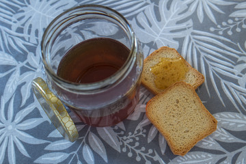 vasetto di miele e fette biscottate