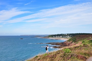 Un homme qui prend une photo sur la côte à Erquy en Bretagne
