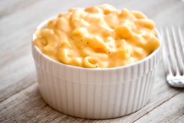 Fototapeta na wymiar bowl of homemade macaroni and cheese