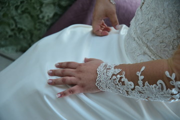 Obraz na płótnie Canvas hands of the bride