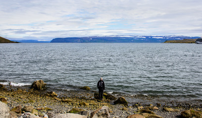Fototapeta na wymiar Beautiful ocean and mountain view in iceland
