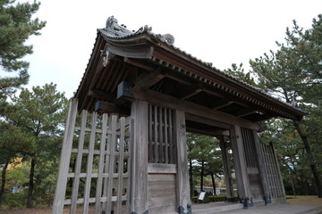 どっしりと構える門