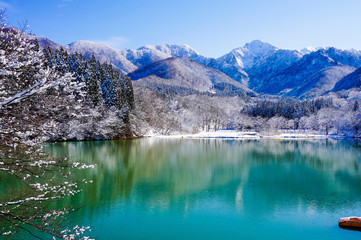 雪景色が湖に映りリフレクションが美しい大源太