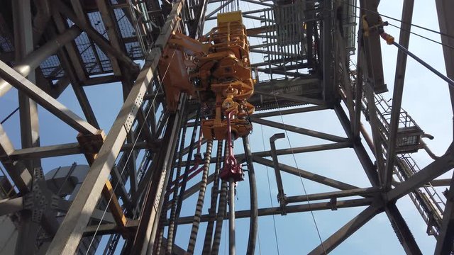 Top Drive System (TDS) Spinning for Oil Drilling Rig - Oilfield Industry