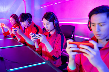 esport gamers play mobile game © ryanking999