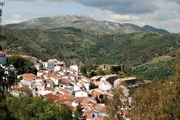 Fototapeta na wymiar Elevated view of the town and castle in the mountains, Benadalid, Andalusia, Spain.
