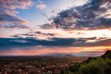 Obraz premium Stormy sunset in the italian countryside