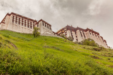 Fototapeta na wymiar Magnificent Potala palace in Lhasa, Tibet