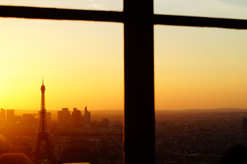 Blick aus dem Fenster auf die Pariser Skyline