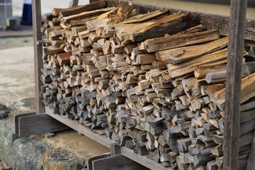 脇に積まれた薪