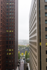 雨の日の東京都千代田区丸の内の高層ビル群