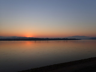 国境のメコン川の朝焼け