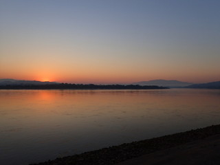 Fototapeta na wymiar 国境のメコン川の朝焼け
