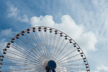 une grande roue d'une fête foraine et le ciel