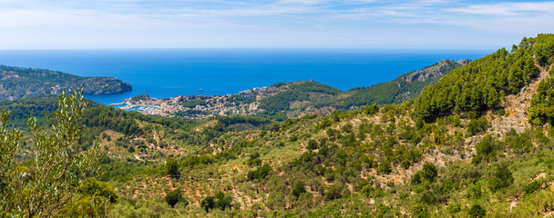 Fototapeta na wymiar Beautiful bay of Port de Soller, a popular tourist destination. Baleares, Spain