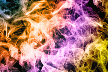 Fondo negro con humo de colores.