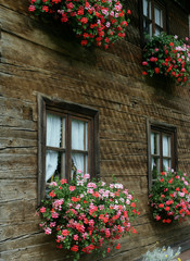 Fototapeta na wymiar Blumenkästen am Fenster in Bayern