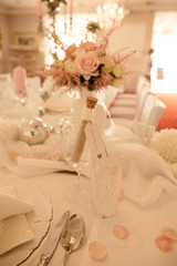 Hochzeit Gastgeschenk und gedeckter Tisch mit frischen Blumen