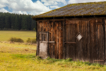 Obraz premium alte verwitterte holzhütte im herbst