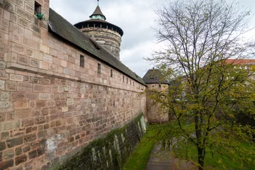 Historische Mauer und Turm am Handwerkerhof in der Stadt Nürnberg, Bayern, Deutschland © Reiner