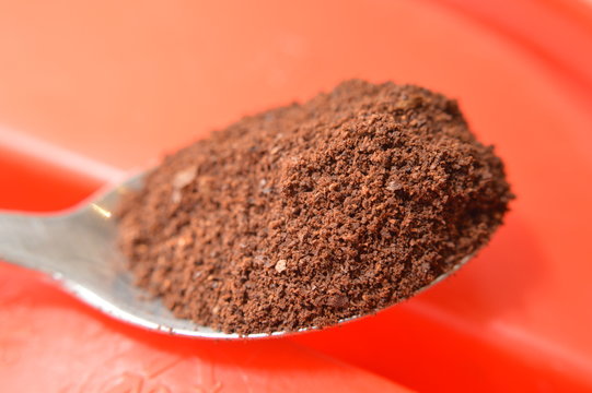 caff&egrave; su cucchiaino di metallo fotografia macro