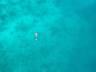 Obraz na płótnie Canvas Top view Man snorkeling on nature beautiful blue ocean 