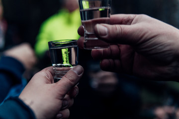 Alkohol trinken in der Gruppe