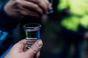 Mit Schnaps anstoßen