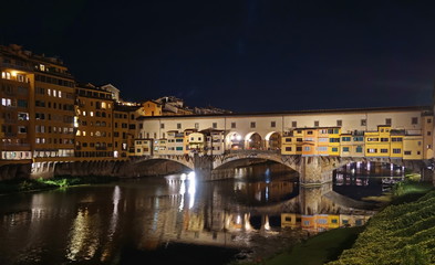 Fototapeta na wymiar Ponte Vecchio bridge at night