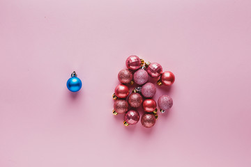 A lot of Christmas balls of pink color.
