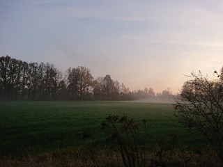 Fototapeta premium Bahnbrücke im November mit Dunst und Nebel
