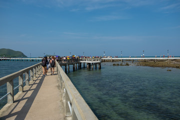 Obraz premium Many people are traveling to board the boat. To go to the island. Concrete bridges in the sea and clear sea In Chonburi