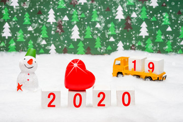 2020年の新年の準備のためブロックを整理するイメージ　Happy New Year 2020