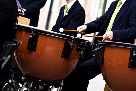 M&uacute;sico tocando los timbales