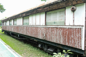 Obraz premium An abandoned train in the park
