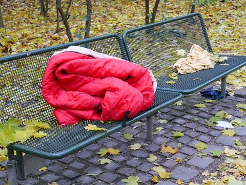 Bank mit Schlafsack von Obdachlosem