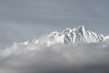 Blick von Innsbruck im Inntal in Tirol auf die Nordkette und die schneebedeckten Gipfel im Winter. Lawinen gefährlich
