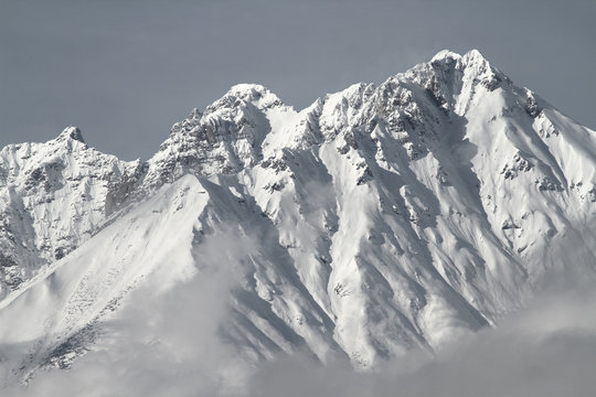 Blick von Innsbruck im Inntal in Tirol auf die Nordkette und die schneebedeckten Gipfel im Winter. Lawinen Warnstufe