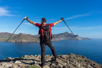 senderista que camina por la playa de los genoveses en el cabo de gata
