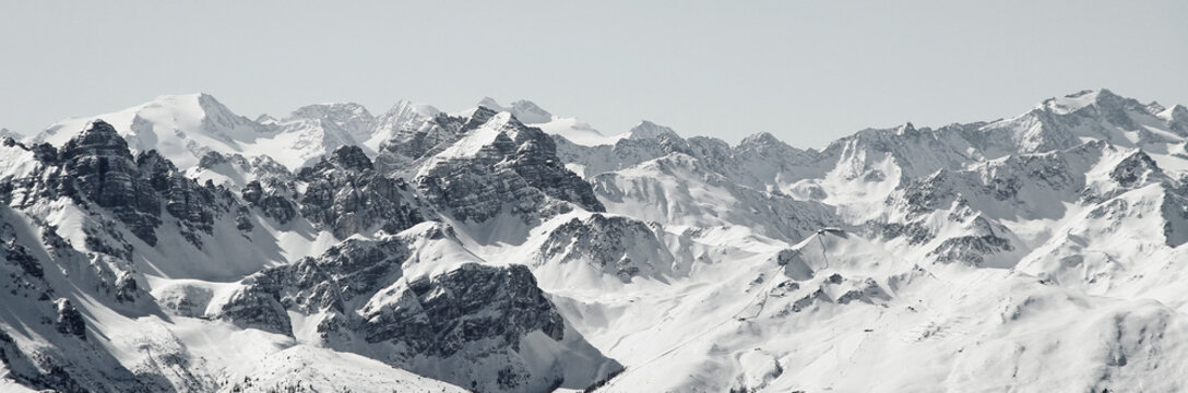 Blick von der Axamer Lizum in Tirol auf die schneebedeckten Berge und Gipfel. Neuschnee im Winter. Bergpanorama