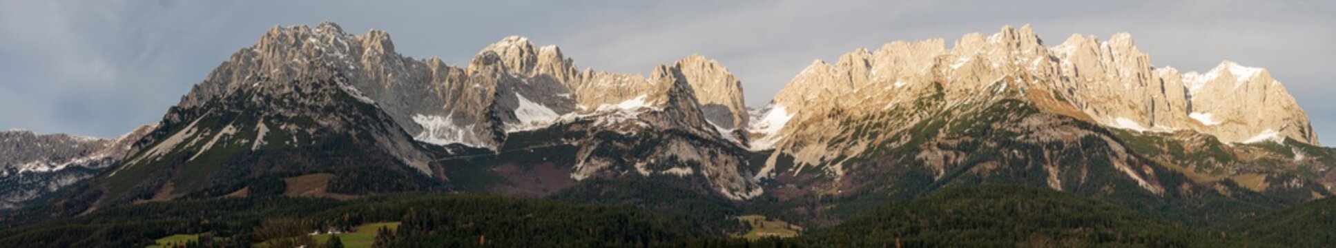 Wilder Kaiser Panorama mit ersten Schnee im November am Sp&auml;tnachmittag